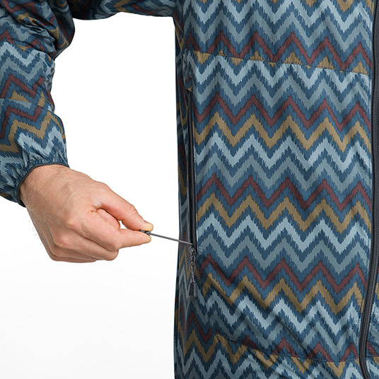 ドローコードで裾のフィット感を簡単に調節可能