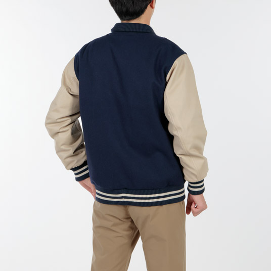 モデル身長175cm／Mサイズ着用