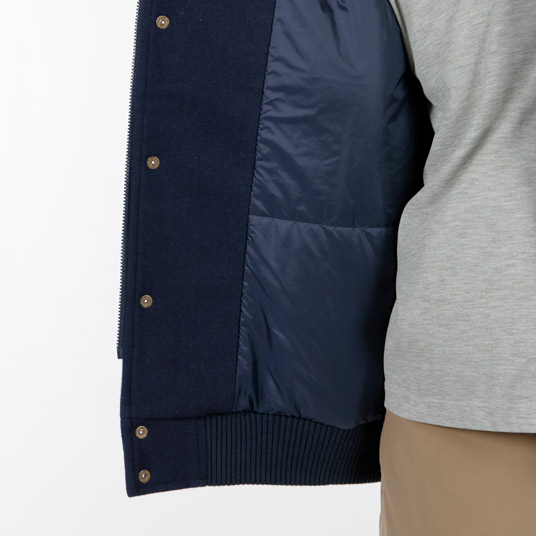 裏地には滑りがよく、帯電防止加工を施した生地を使用