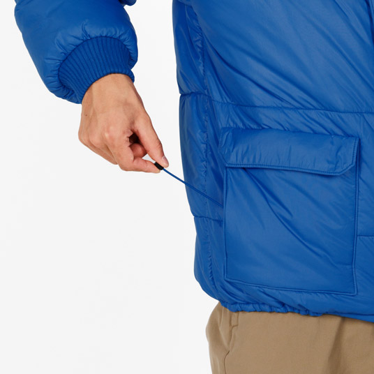 ポケット内のドローコードで裾のフィット感の調節可能。余ったコードが裾から垂れず、すっきり収納できます