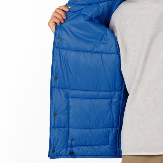 表地と裏地をつぶし縫いで縫製し、保温性と軽量性を両立