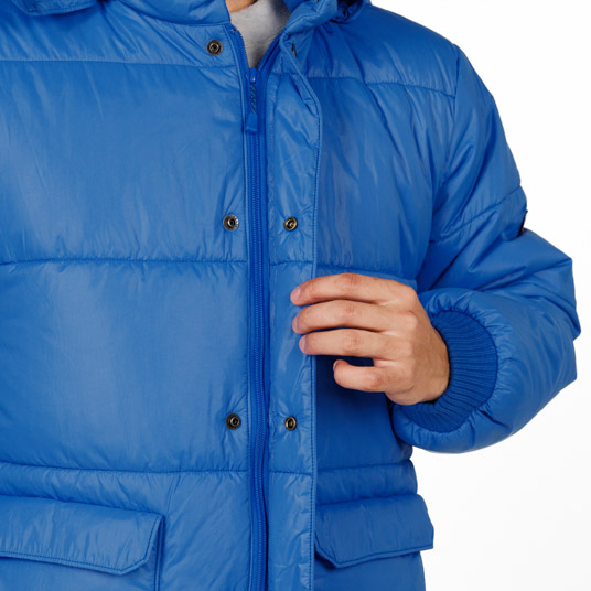 フロントはホックで留められるフラップ付き