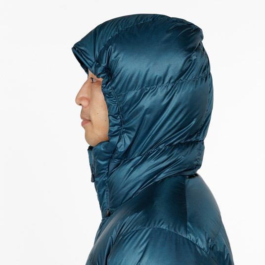 ベルクロでひさしの高さ、ドローコードで顔の周囲の調節が可能