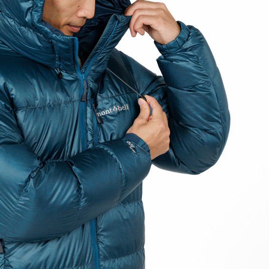 フードの顔周囲をドローコードで調節可能