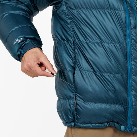 ポケット内のドローコードで裾のフィット感の調節可能。余ったコードが裾から垂れず、すっきり収納できます