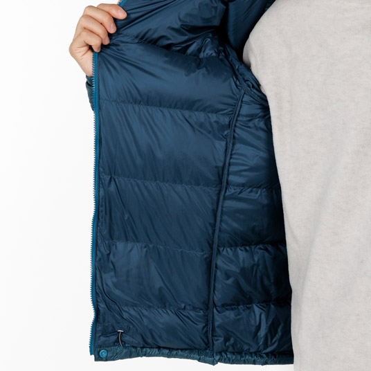 表地と裏地の間を隔壁で仕切ったボックス構造で、ダウンの保温性能を最大限に引き出します