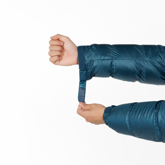 袖口のフィット感を調節でき、冷気の侵入を防ぎます