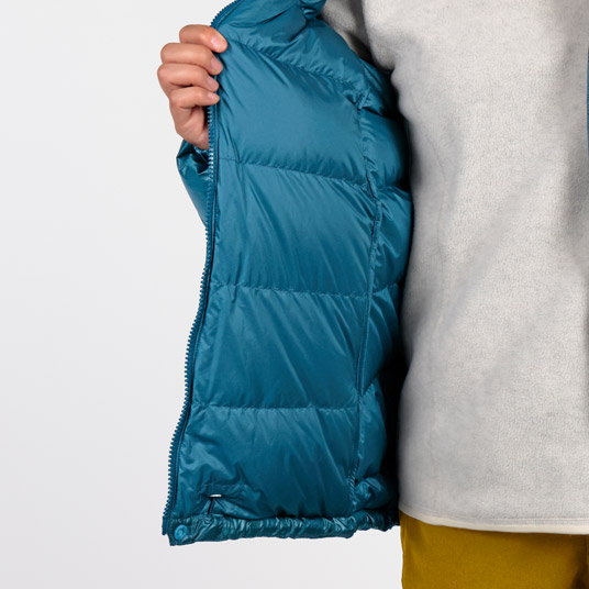 表地と裏地の間を隔壁で仕切ったボックス構造で、ダウンの保温性能を最大限に引き出します