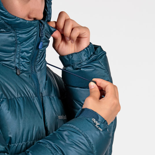 フードの顔周囲をドローコードで調節可能