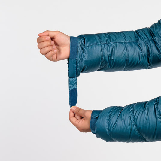 袖口のフィット感を調節でき、冷気の侵入を防ぎます