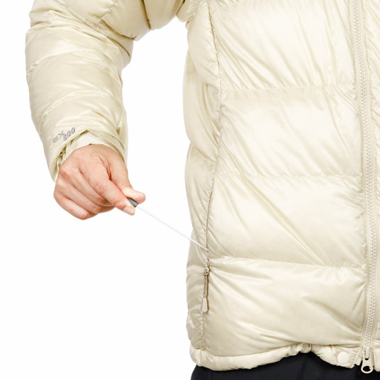 ポケット内のドローコードで裾のフィット感の調節可能。余ったコードが裾から垂れず、すっきり収納できます