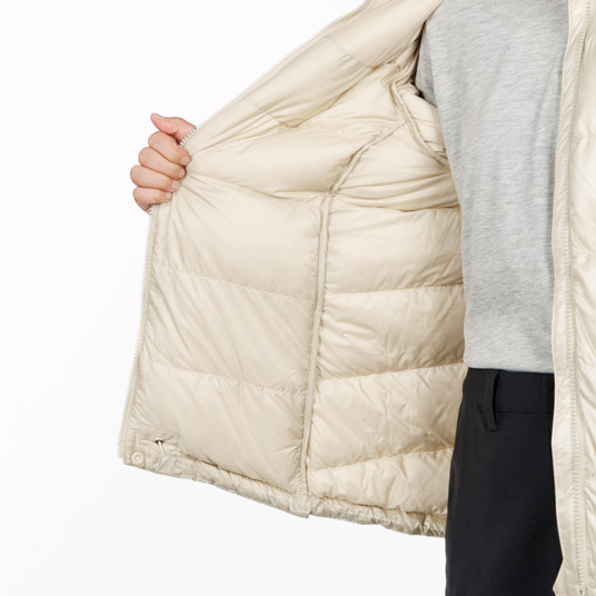 表地と裏地の間を隔壁で仕切ったボックス構造で、ダウンの保温性能を最大限に引き出します