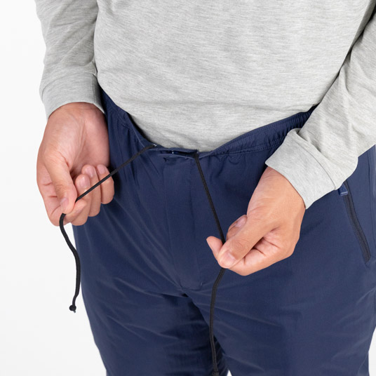 ウエストはひもで調節可能