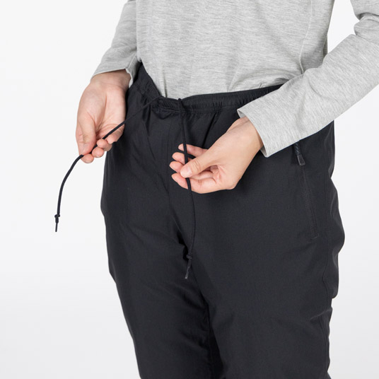 ウエストはひもで調節可能