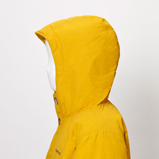 フードのつばには芯が入っており、ひさしのように形状を保ちます。