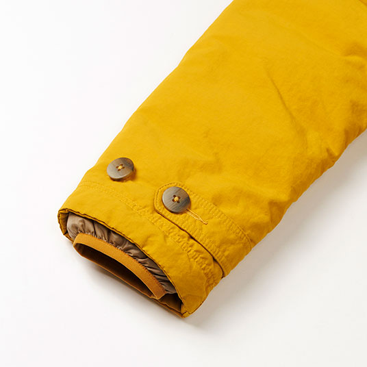 インナーカフが袖口からの冷気の侵入を防ぎます。袖はボタンで調整できます。