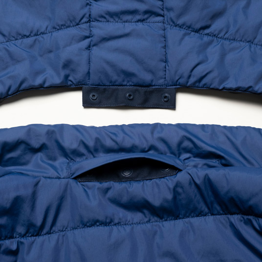 フードはスナップボタンで着脱可能