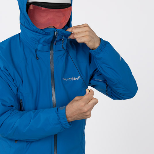 フードの顔周囲をドローコードで調節可能