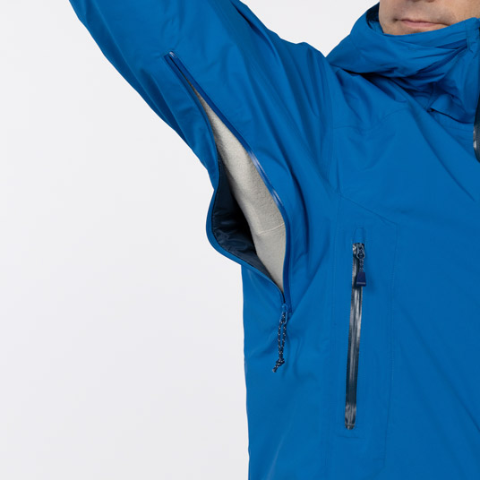 衣服内の蒸れを素早く排出するピットジップを装備