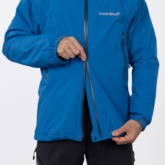 フロントジッパーを閉じたままでも下から開くことが可能。ハーネス操作やパンツのベルト操作も容易です