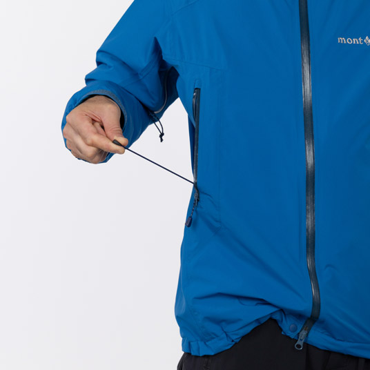 ポケット内のドローコードで裾のフィット感の調節可能。余ったコードが裾から垂れず、すっきり収納できます