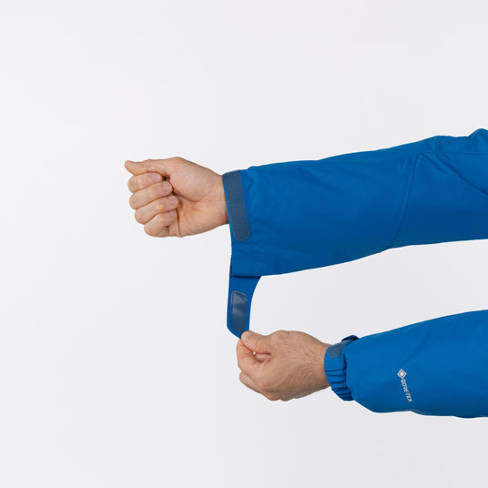 袖口のフィット感を調節でき、冷気や雪の侵入を防ぎます