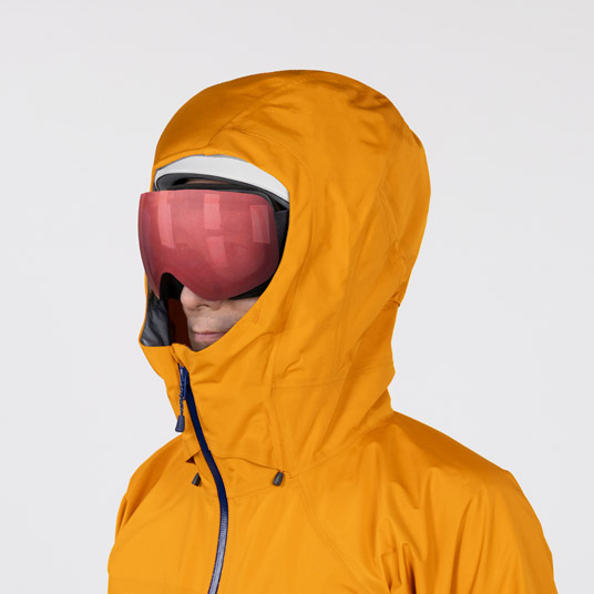 ヘルメット着用の有無に関わらず、高いフィット感が得られる立体フードパターン