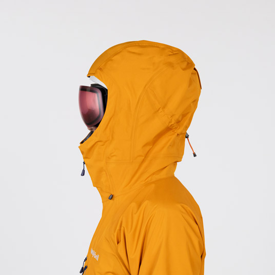 前後のドローコードで顔の周囲と奥行きの調節が可能