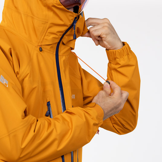 フードの顔周囲をドローコードで調節可能