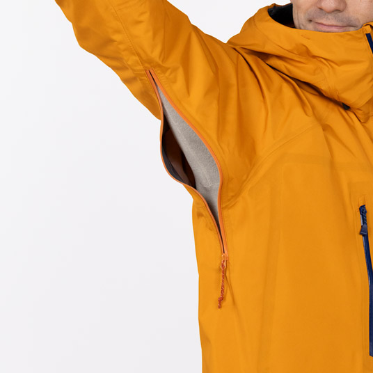 衣服内の蒸れを素早く排出するピットジップを装備
