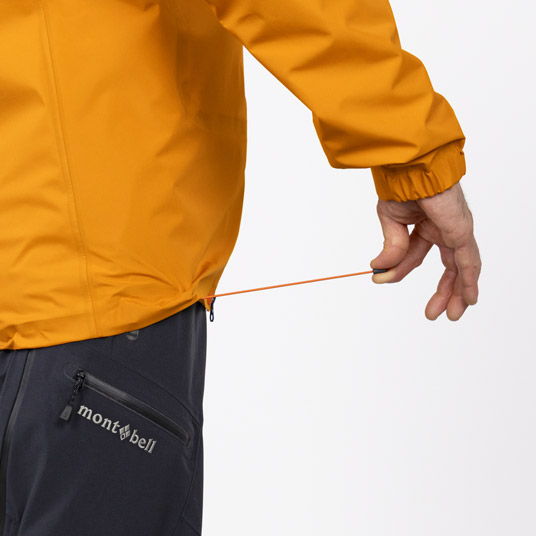 両裾のドローコードを引くだけで、裾のフィット感の調節が可能