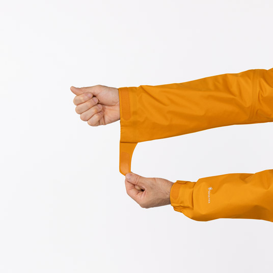 袖口のフィット感を調節でき、冷気や雪の侵入を防ぎます