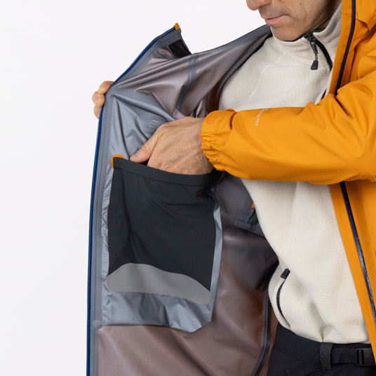 ストレッチ性に優れたパワーメッシュの内ポケットを備えています