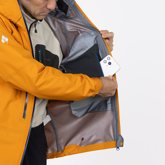 ストレッチ性に優れたパワーメッシュの内ポケットを備えています