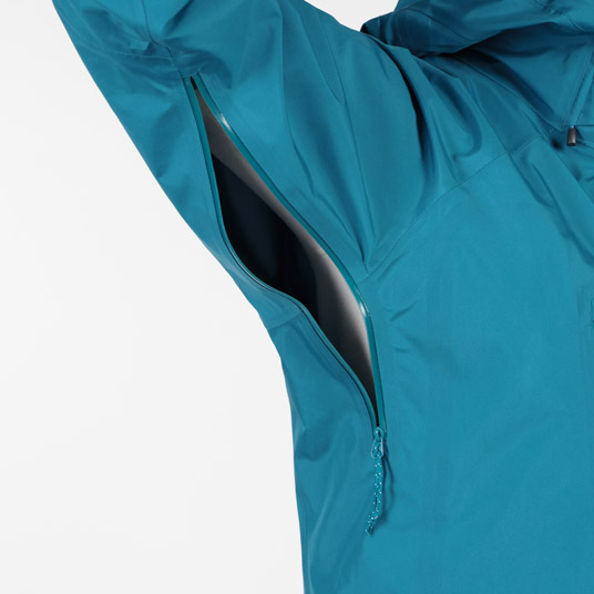 衣服内の蒸れを素早く排出するピットジップを装備