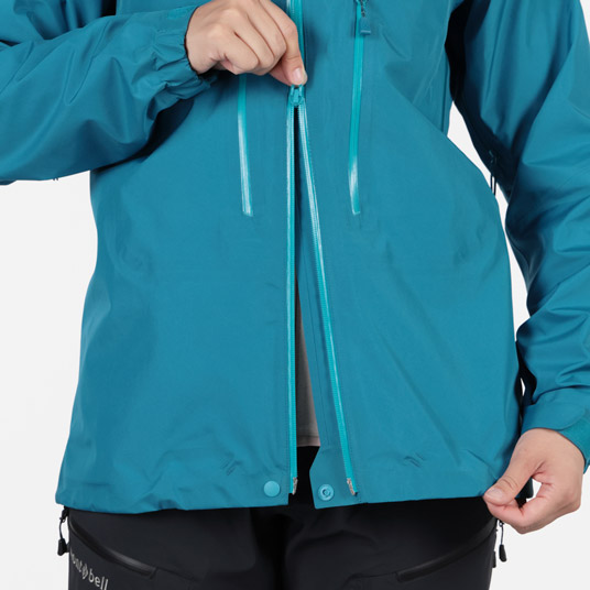 フロントジッパーを閉じたままでも下から開くことが可能。ハーネス操作やパンツのベルト操作も容易です