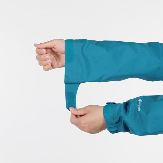 袖口のフィット感を調節でき、冷気や雪の侵入を防ぎます