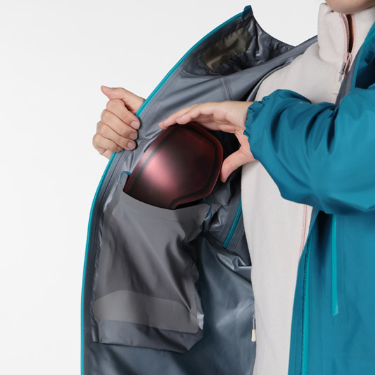 ストレッチ性に優れたパワーメッシュの内ポケットを備えています