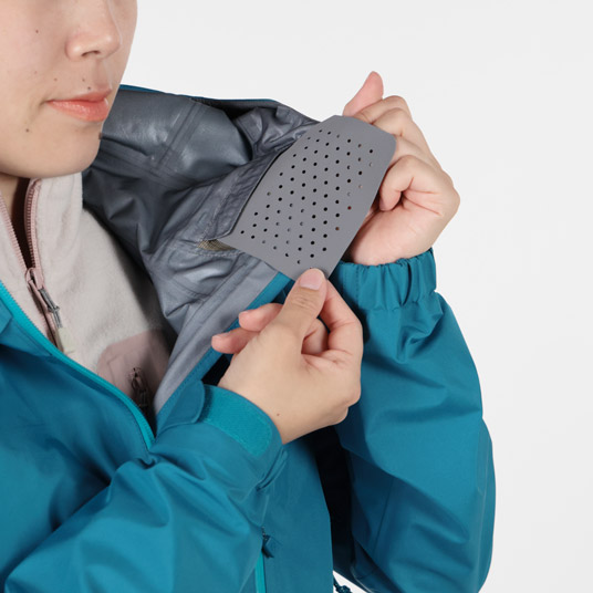 襟内側の直接肌に触れる口元のパーツは取り外して洗濯が可能