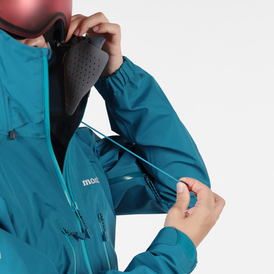 フードの顔周囲をドローコードで調節可能