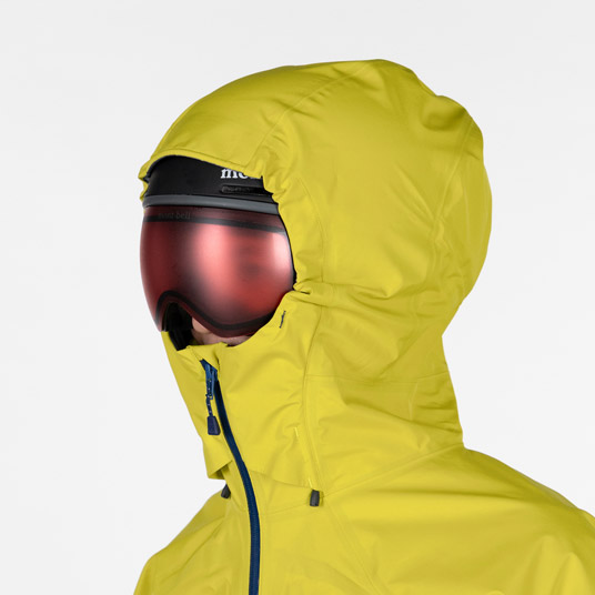 ヘルメット着用の有無に関わらず、高いフィット感が得られる立体フードパターン