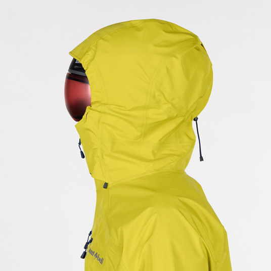 前後のドローコードで顔の周囲と奥行きの調節が可能