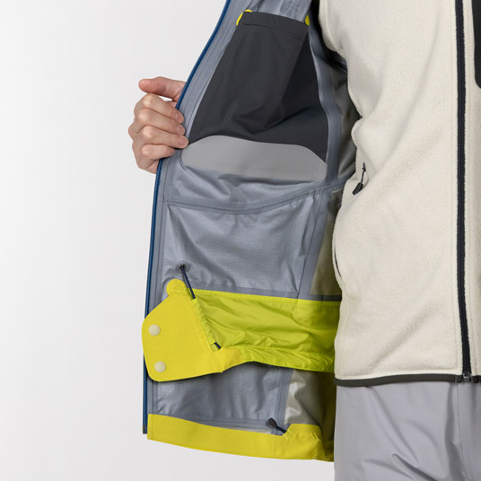 ウエスト内部に設けた隔壁布が、裾からの雪や冷気の進入を防ぎます