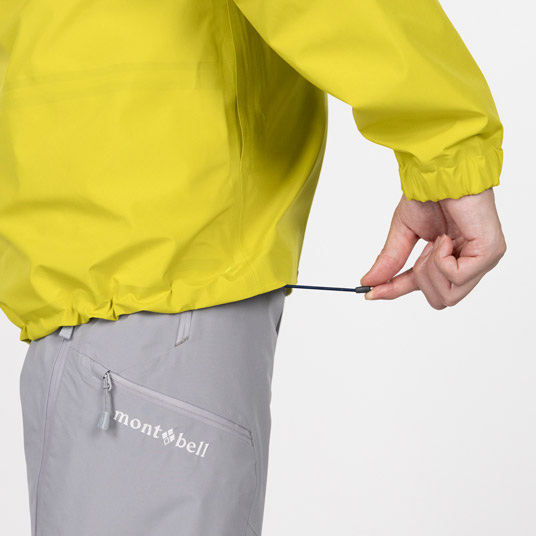 両裾のドローコードを引くだけで、裾のフィット感の調節が可能