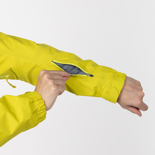 リフト券やICカードを入れられるポケットを装備