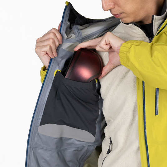 ストレッチ性に優れたパワーメッシュの内ポケットを備えています