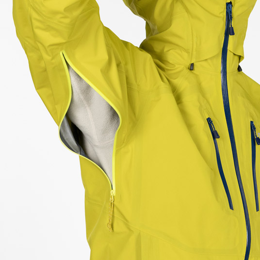 衣服内の蒸れを素早く排出するピットジップを装備