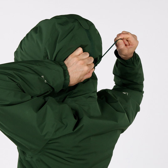 前後のドローコードで顔の周囲と奥行きの調節が可能