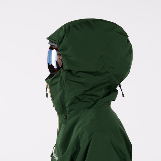 前後のドローコードで顔の周囲と奥行きの調節が可能