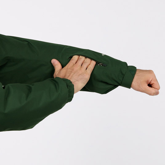 リフト券やICカードを入れられるポケットを装備